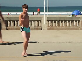 Twink dancing in the beach with speedo bulge / Novinho dançando sunga na praia