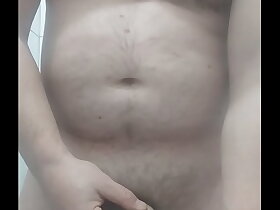 VID 434 Ma masturbez in baie publica si imi beau sperma si pisatul (6min)