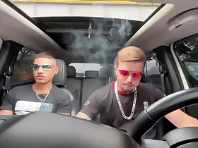 Peguei uma carona com um amigo e ele acabou me comendo no carro e gozando na minha cara.