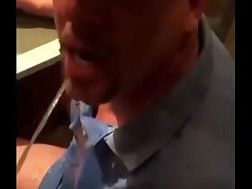 Tiozão bebendo mijo