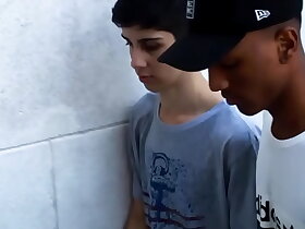 TIRANDO A VIRGINDADE DO NOVINHO