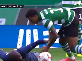 Jogador de futebol mostra pau