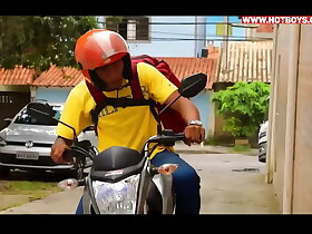 Mamando o pirocão do entregador