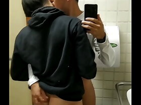 ENGOLE MINHA ROLA NO BANHEIRO