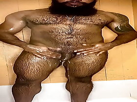 Peludo Musculoso no Banho - Completo no red