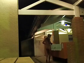 exhib et branle hard dans chiottes d'autoroute