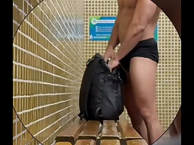 Segurança flagrado fazendo banheirao no vestiário do club
