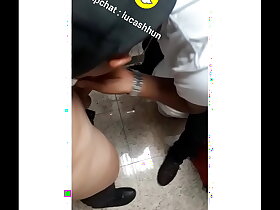 Mamando o Garoto de Progra no Banheiro do Aero porto .