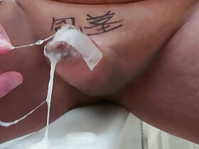 テープ留めで剥けない包茎おちんぽ