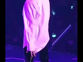 Coreano mostrando bundinha para público by: Júlia