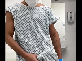 Novinho faz exibição no quarto do hospital