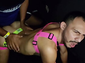 ORGIA BAREBACK PT01 COM MARC FERRI, MALDONATO GP E SOCIAL SEM CAMISA NAS CABINES DO DEDALOS BAR (COMPLETO NO RED)